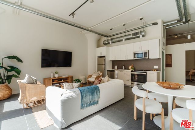 939 S Broadway, Los Angeles CA: https://media.crmls.org/mediaz/6bf627ea-6880-4c4e-a9b2-a3e214ede257.jpg