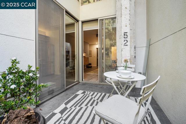 1201 Pine St, Oakland CA: https://media.crmls.org/mediaz/6bf647f6-403a-4b4a-8f75-651a92ee326b.jpg