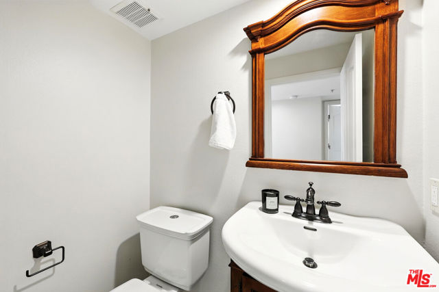 1211 S Shenandoah Street, Los Angeles CA: https://media.crmls.org/mediaz/6bf69083-7d31-47b1-a4aa-3ad7edeb0664.jpg