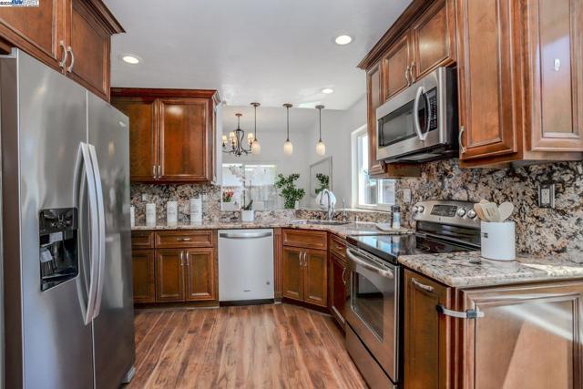 34724 Teal Cmn, Fremont CA: https://media.crmls.org/mediaz/6bf6c084-ce9c-44fd-9978-870575585299.jpg