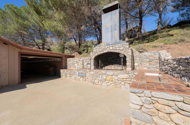 33900 Fabry Road, Soledad CA: https://media.crmls.org/mediaz/6bf6fe42-97a0-4062-a8ee-c70229a14f2d.jpg