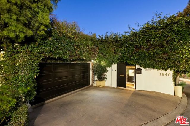 1640 N Kings Road, Los Angeles CA: https://media.crmls.org/mediaz/6bf7bdd6-2cd4-4950-91a1-04d1df9e722c.jpg