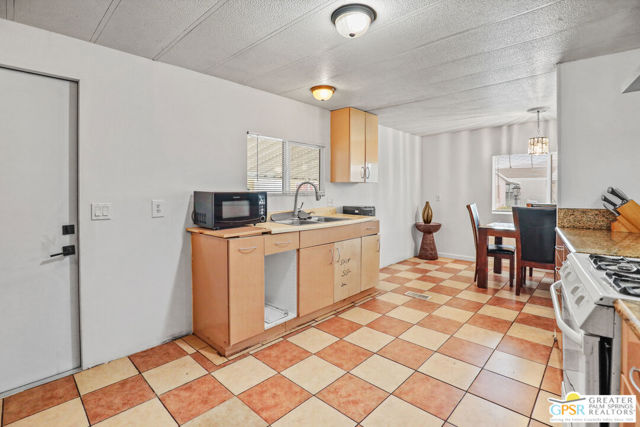 17555 Corkill Rd, Desert Hot Springs CA: https://media.crmls.org/mediaz/6bf87bc1-1453-4695-b1ff-a4279581d630.jpg