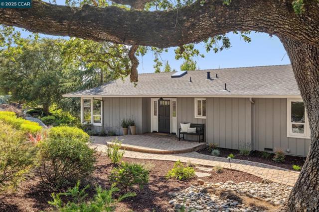 561 Morecroft Road, Lafayette CA: https://media.crmls.org/mediaz/6bf8bf22-7f69-4f23-91d8-f21963048c4f.jpg