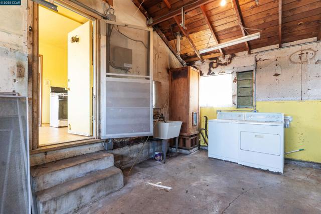 1406 Monterey St, Richmond CA: https://media.crmls.org/mediaz/6bf91fbf-a2cf-41e1-aa9d-b9f31524b07d.jpg
