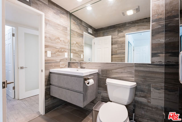 3650 Sapphire Drive, Encino CA: https://media.crmls.org/mediaz/6bf953dd-3aa8-4c92-921a-9872a9db53ec.jpg