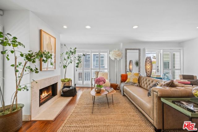 17 20th Avenue, Venice CA: https://media.crmls.org/mediaz/6bf953e1-331a-435e-96c2-ce0e79762a6d.jpg