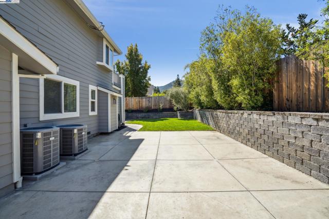 367 Mt Washington Way, Clayton CA: https://media.crmls.org/mediaz/6bf9cff1-13e6-47d9-a5f6-2a96150042d8.jpg
