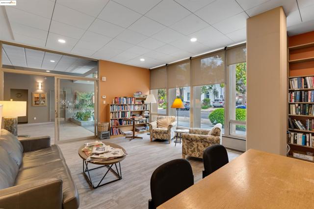 2550 Dana St, Berkeley CA: https://media.crmls.org/mediaz/6bf9f116-a065-4262-9ea8-c6b7f222d943.jpg