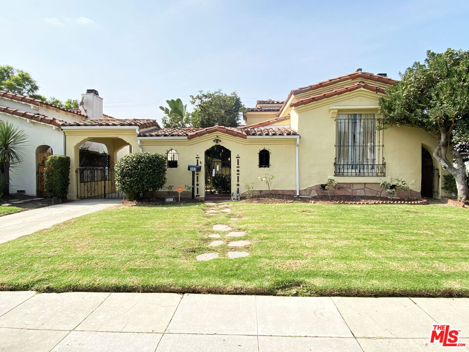 203 N Doheny Drive