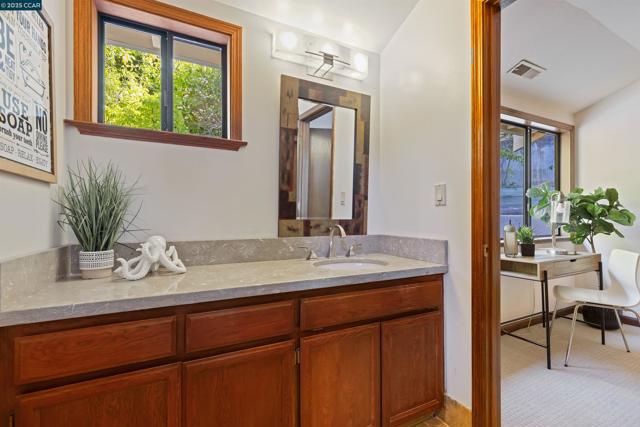39 Mira Loma Rd, Orinda CA: https://media.crmls.org/mediaz/6bfa0469-8889-4281-b3b9-3923eb0a937a.jpg