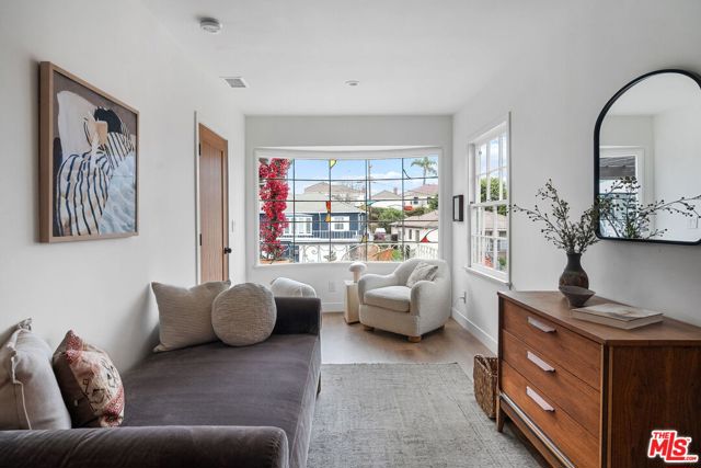 5215 Parkglen Avenue, Los Angeles CA: https://media.crmls.org/mediaz/6bfa05bf-900d-4160-9272-cc5a1d8f9922.jpg