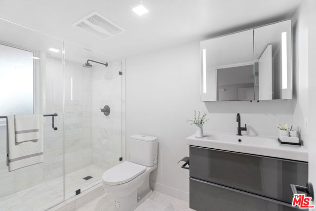12320 MONTANA Avenue, Los Angeles CA: https://media.crmls.org/mediaz/6bfa49f6-020e-4d87-8c66-5571e94832f4.jpg