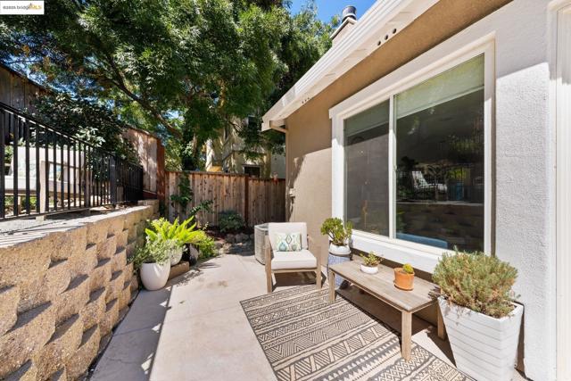 881 Inverness Ln, Brentwood CA: https://media.crmls.org/mediaz/6bfa7ec5-e731-468d-9f53-85caf0de9a7d.jpg