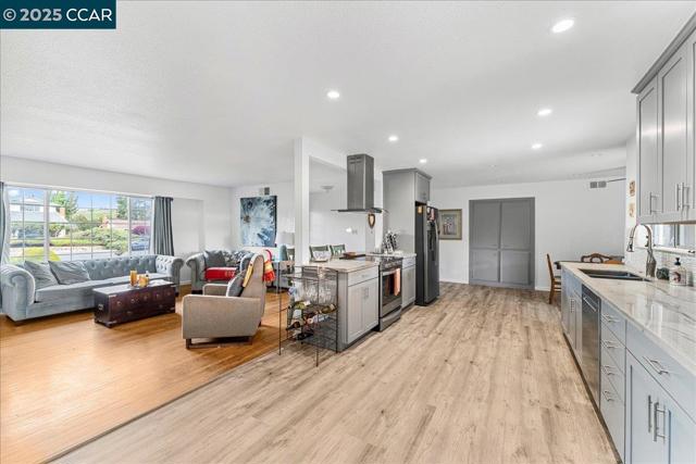 885 Tara Hills Dr, Pinole CA: https://media.crmls.org/mediaz/6bfafa92-0e73-4ca8-80a6-0a6cd67ee905.jpg