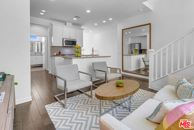 5633 Observation Lane, Los Angeles CA: https://media.crmls.org/mediaz/6bfb49af-e2b0-4ff6-aaf5-aec8899a0835.jpg