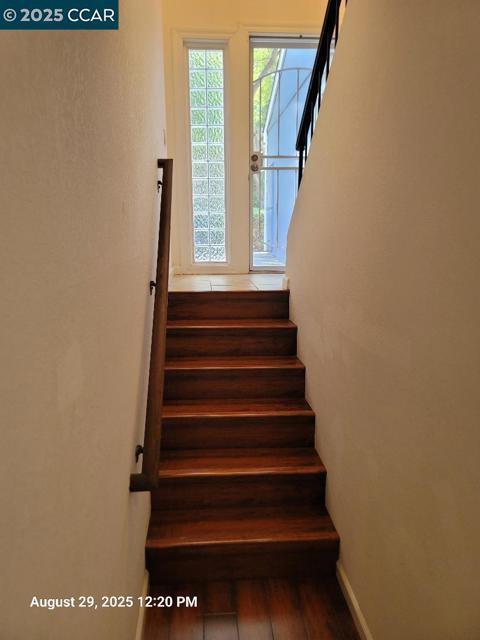 280 Scottsdale Rd, Pleasant Hill CA: https://media.crmls.org/mediaz/6bfc7135-03cc-4e08-ae28-72cc132ef493.jpg
