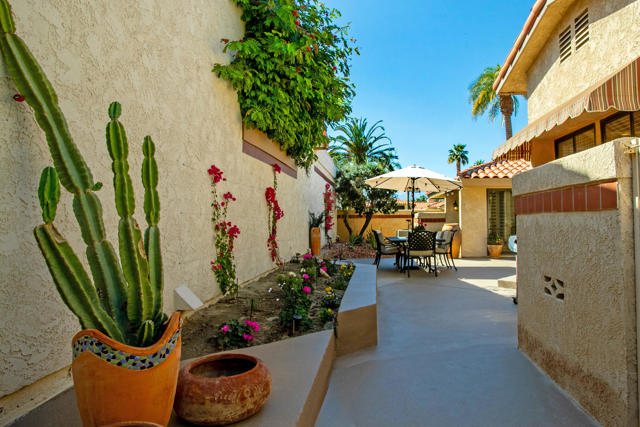 44020 Superior Court, Indian Wells CA: https://media.crmls.org/mediaz/6bfd2a4b-d7f3-4e2f-93f0-636f316938d0.jpg