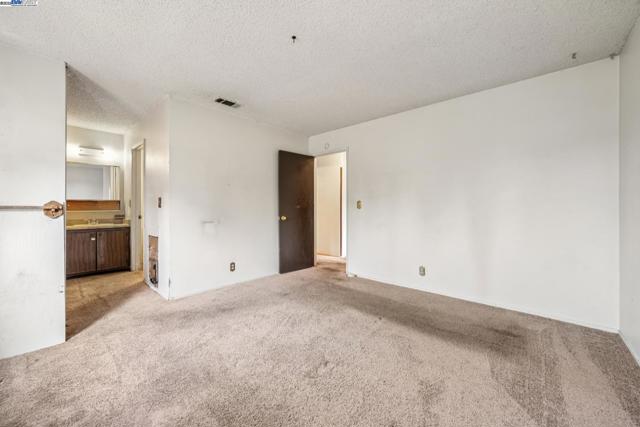 220 PEMBROKE DRIVE, Vallejo CA: https://media.crmls.org/mediaz/6bfd6872-50f1-4e7c-87ad-3cb9c1f40469.jpg