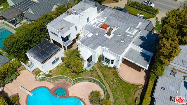 525 N Rexford Drive, Beverly Hills CA: https://media.crmls.org/mediaz/6bfdcbf6-6a9a-4e51-a7d0-19e44b7b64bb.jpg