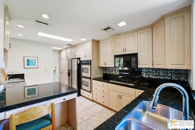 1445 Via Isla, Palm Springs CA: https://media.crmls.org/mediaz/6bfe1c18-2122-4a51-9720-ca7d5167c6db.jpg