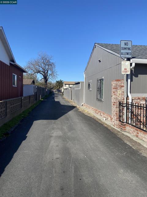 421 Ripley Ave, Richmond CA: https://media.crmls.org/mediaz/6bfe47ab-c81a-4af3-9da1-48ff1e00a3cb.jpg