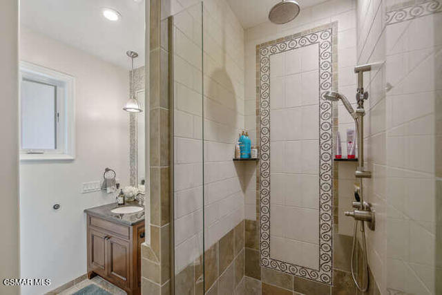 421 Whitegate Road, Thousand Oaks CA: https://media.crmls.org/mediaz/6bff0b78-8971-4fa7-9e61-f1e830470f32.jpg