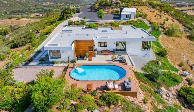 403 Black Canyon Place, Ramona CA: https://media.crmls.org/mediaz/6bfffa15-ff77-4d77-a55c-2f15aceb70b4.jpg