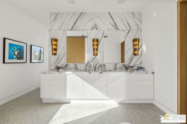 2381 Vista Palizada Drive, Palm Springs CA: https://media.crmls.org/mediaz/6c006e7b-fb78-4449-9fc7-de1063d8be60.jpg