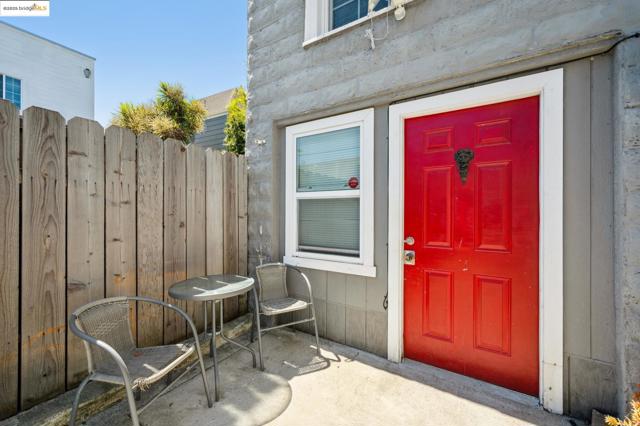 1063 32Nd St, Oakland CA: https://media.crmls.org/mediaz/6c01840d-78ce-4f49-abbb-85ae5020b3c2.jpg