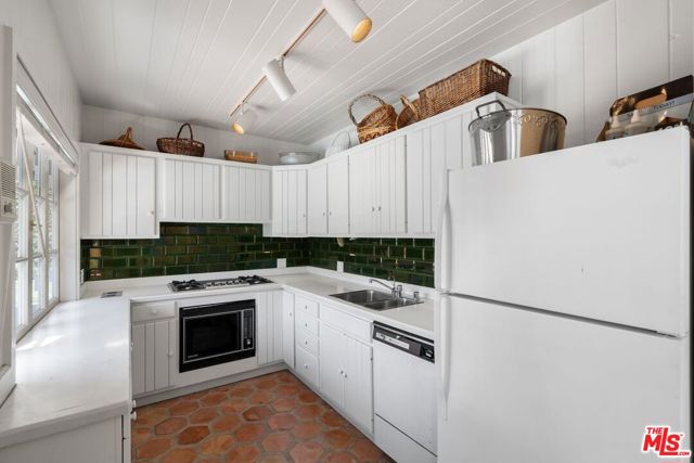 444 Loring Avenue, Los Angeles CA: https://media.crmls.org/mediaz/6c03530a-eb03-43fd-baf8-2351b6b6e84c.jpg