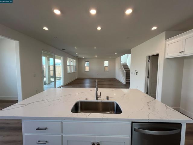8121 Vessel Way, Sacramento CA: https://media.crmls.org/mediaz/6c04054a-5a2b-4032-92b3-585542626864.jpg