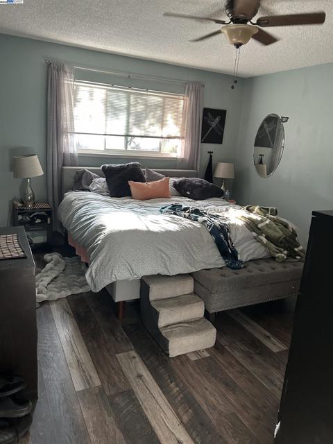5913 Woodleigh Dr, Carmichael CA: https://media.crmls.org/mediaz/6c045b68-f3bd-44ff-8701-16b79e2d3a1a.jpg