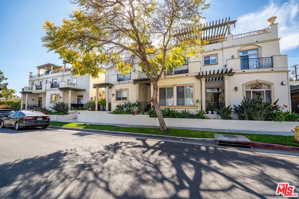 841 Westmount Drive #102