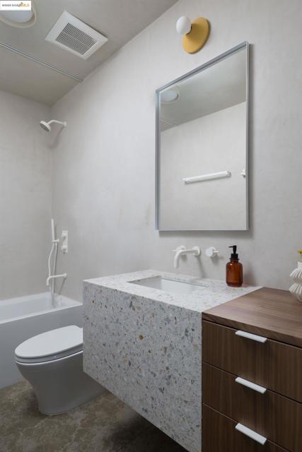 1136 Keith Ave, Berkeley CA: https://media.crmls.org/mediaz/6c0520cc-25e1-440e-b419-8f240d1ff3d2.jpg