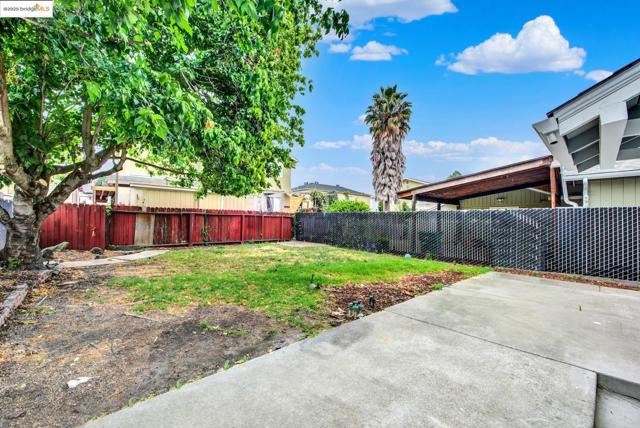 2524 Parker Ave, Oakland CA: https://media.crmls.org/mediaz/6c057206-5e97-4b44-8159-df84ff8447e3.jpg