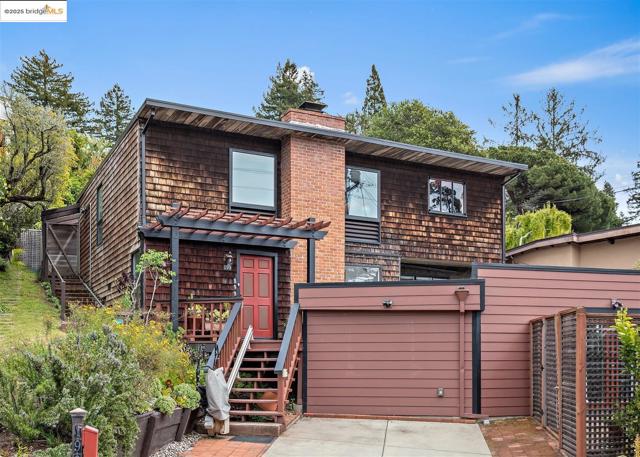 199 Fairlawn Dr, Berkeley CA: https://media.crmls.org/mediaz/6c067cc7-ad82-4d00-befb-98a6aad630f7.jpg