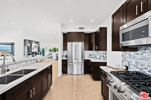 11725 Laurelwood Drive, Studio City CA: https://media.crmls.org/mediaz/6c06e25e-5cae-4899-b034-20c71430598c.jpg