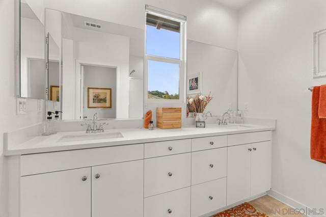 4170 Sitio Cielo, Oceanside CA: https://media.crmls.org/mediaz/6c06e2d8-4a11-4161-9ed2-83e890ad05e9.jpg