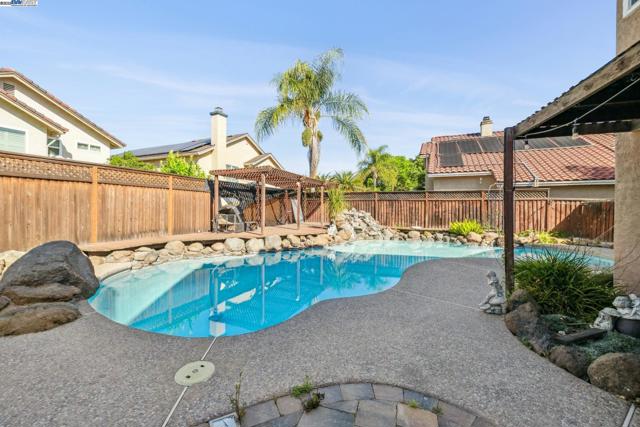 1005 Wood Thrush Ln, Tracy CA: https://media.crmls.org/mediaz/6c06faf6-9e85-4caf-86eb-5a094ec5c6e2.jpg