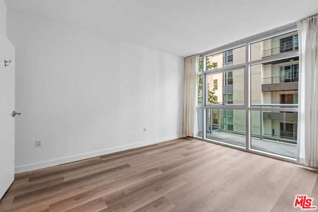 13700 Marina Pointe Drive, Marina del Rey CA: https://media.crmls.org/mediaz/6c077a17-6494-46fb-885d-6df2fa9d1efe.jpg