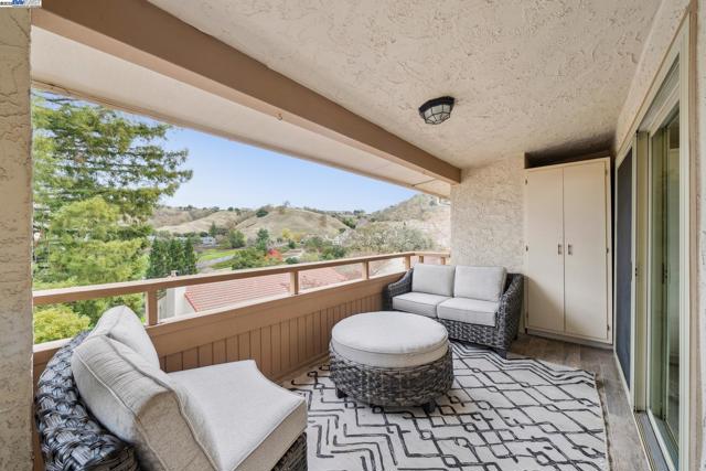 4033 Terra Granada Dr, Walnut Creek CA: https://media.crmls.org/mediaz/6c07de3b-af86-42ec-9131-7e3748f8f1ee.jpg
