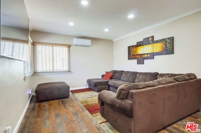 7220 10th Avenue, Los Angeles CA: https://media.crmls.org/mediaz/6c0804a1-b02c-4e3f-99b8-ffc845465e35.jpg