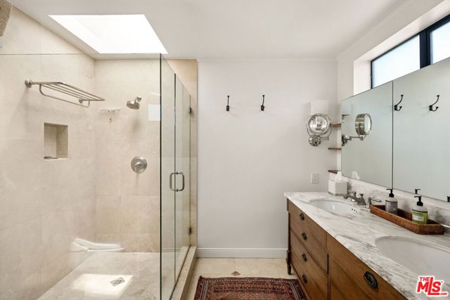253 20th Street, Santa Monica CA: https://media.crmls.org/mediaz/6c0825b4-fffc-4a61-bdb8-20a98e41ccdd.jpg