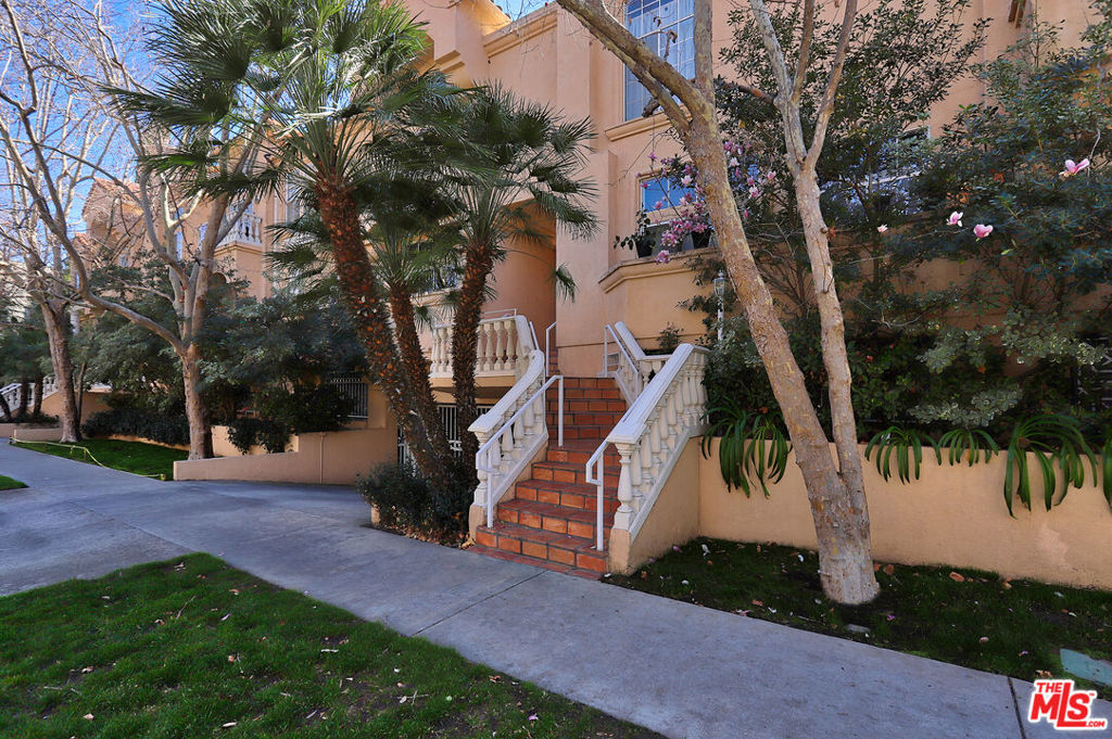 11112 La Maida Street #14