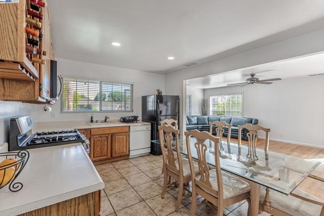 1027 Redondo Way, Livermore CA: https://media.crmls.org/mediaz/6c087b3d-e85b-4531-a8e2-95d3ffce0467.jpg