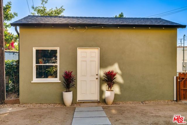 340 S Madison Way, Glendale CA: https://media.crmls.org/mediaz/6c08b529-0a76-4182-b3d6-0917473adaf3.jpg