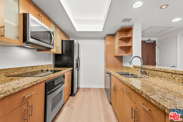 13700 MARINA POINTE Drive, Marina del Rey CA: https://media.crmls.org/mediaz/6c08b742-48cf-43c9-ac69-d016ae57efdb.jpg
