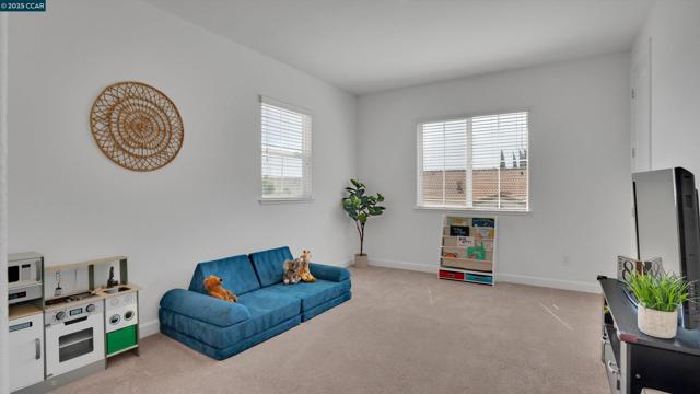 719 Jennifer St, Brentwood CA: https://media.crmls.org/mediaz/6c08d508-8a6e-4f54-a8a3-d8f403054f94.jpg