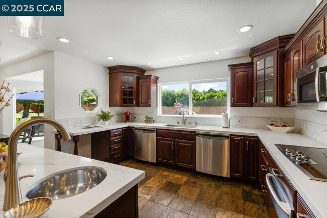 2302 Royal Oaks Dr, Alamo CA: https://media.crmls.org/mediaz/6c09884b-19ab-444b-9c31-819f3ae1dc6c.jpg